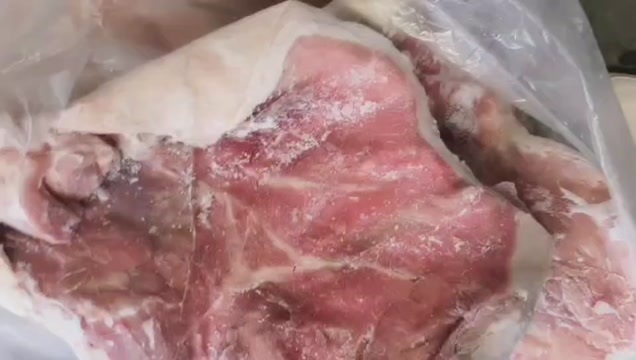 青岛品名:  肥猪带皮后上肉规格:  10㎏/3-5