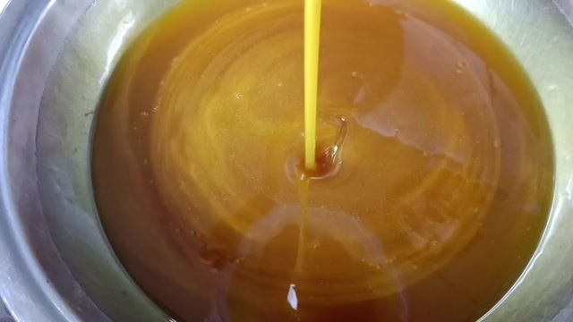 道真县深山土蜂蜜，一年一取，手工取蜜