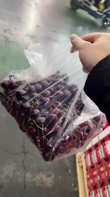 昆明车厘子价格劲爆，238一件二合一十斤装，智利原版。