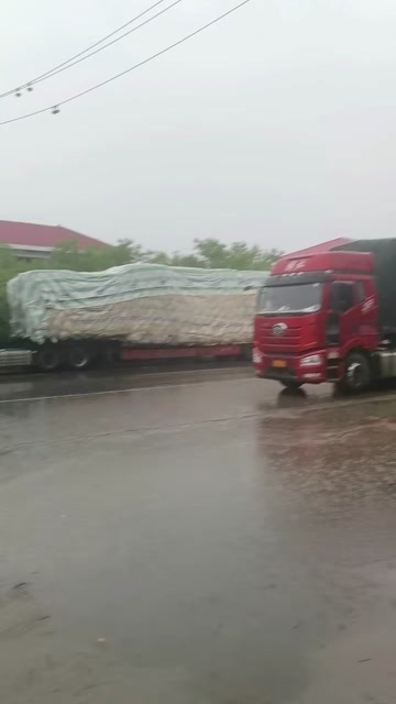 雨天 拉草赔箱货，滴水不漏，装卸两不误，