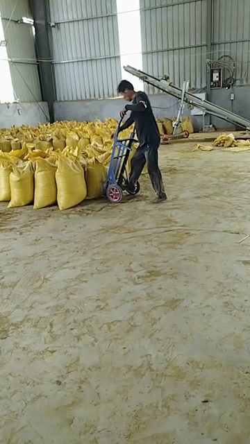 郓城县菜籽饼有机质含量高，适用于果树蔬菜葡萄大蒜药材以及各种农作物